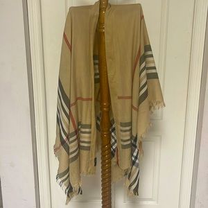 V Fraas Women’s Exploded plaid Ruana Wrap